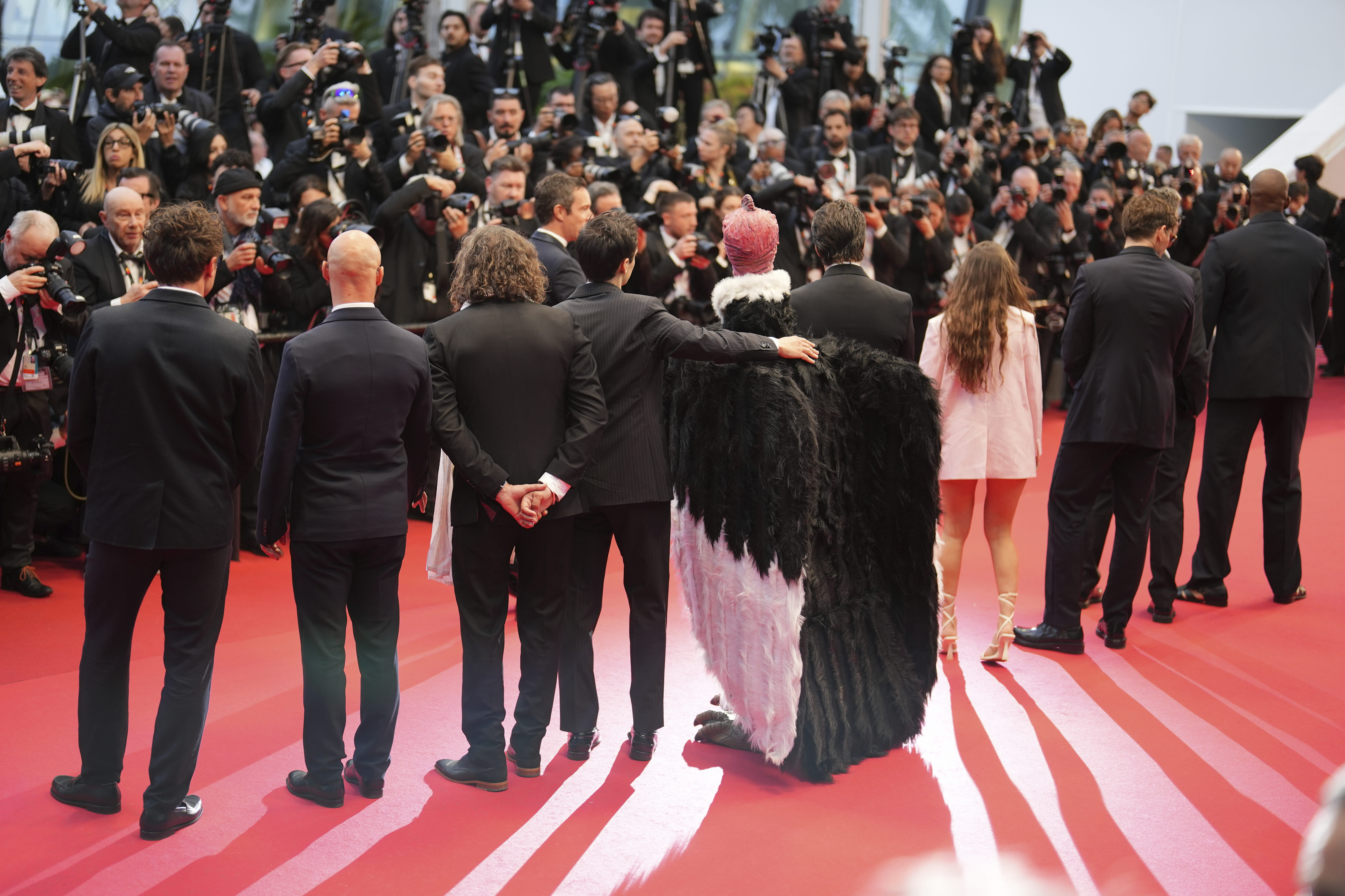 Τι γυρεύει ένας κόνδορας στο κόκκινο χαλί των Καννών-1