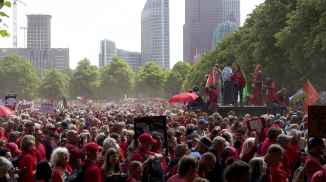 χάγη-δεκάδες-χιλιάδες-διαδηλωτές-ενά-563619463