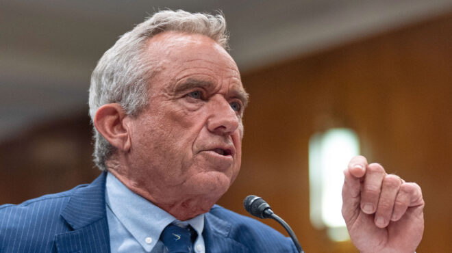 ο-ρόμπερτ-κένεντι-τα-βάζει-με-τα-κορυφα-563636629