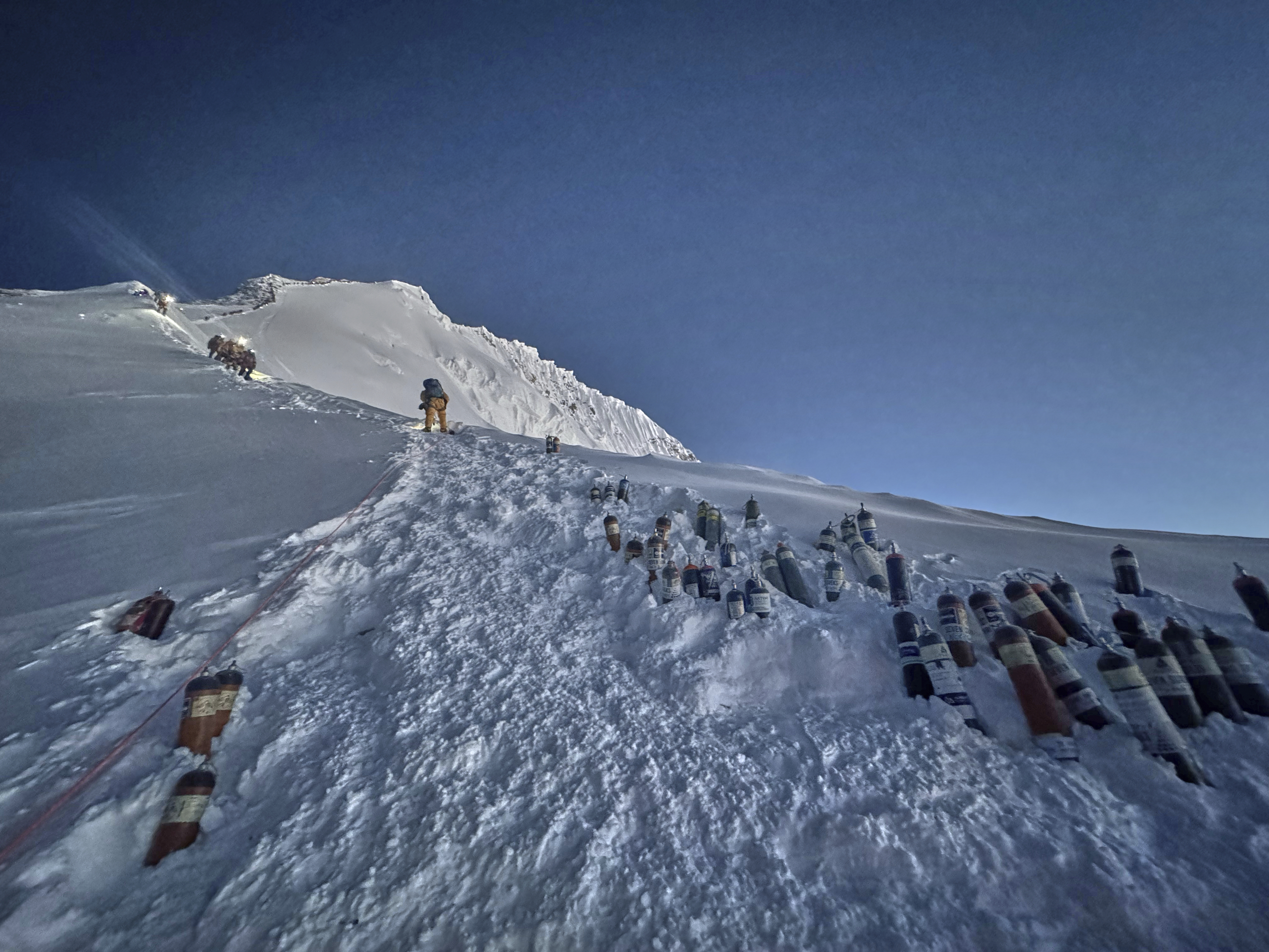 Εβερεστ: H σεζόν τελειώνει και οι τελευταίοι τολμηροί συνωστίζονται λίγο πριν από την κορυφή-3