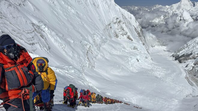 εβερεστ-h-σεζόν-τελειώνει-και-οι-τελευτ-563640223