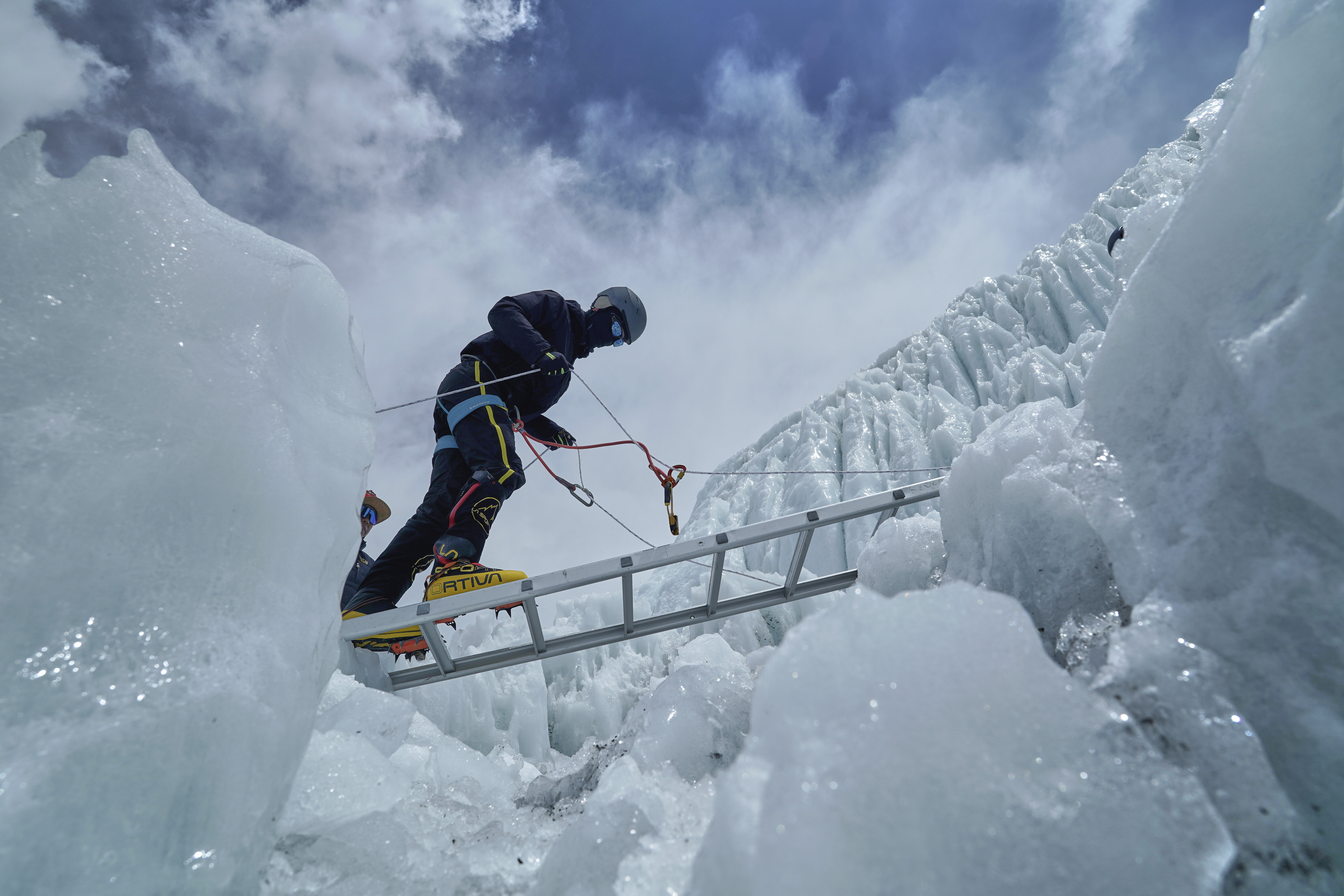Εβερεστ: H σεζόν τελειώνει και οι τελευταίοι τολμηροί συνωστίζονται λίγο πριν από την κορυφή-6