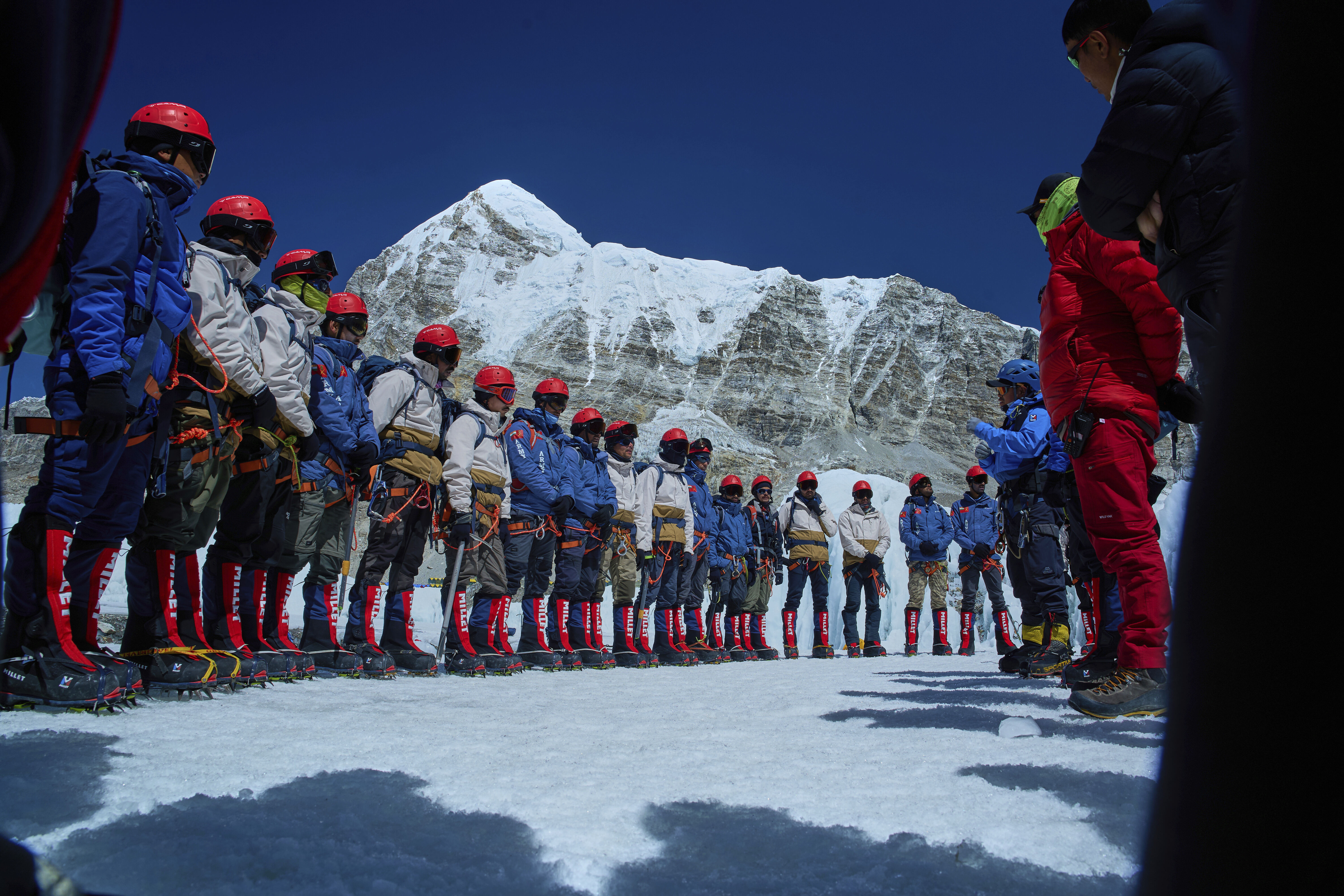 Εβερεστ: H σεζόν τελειώνει και οι τελευταίοι τολμηροί συνωστίζονται λίγο πριν από την κορυφή-4