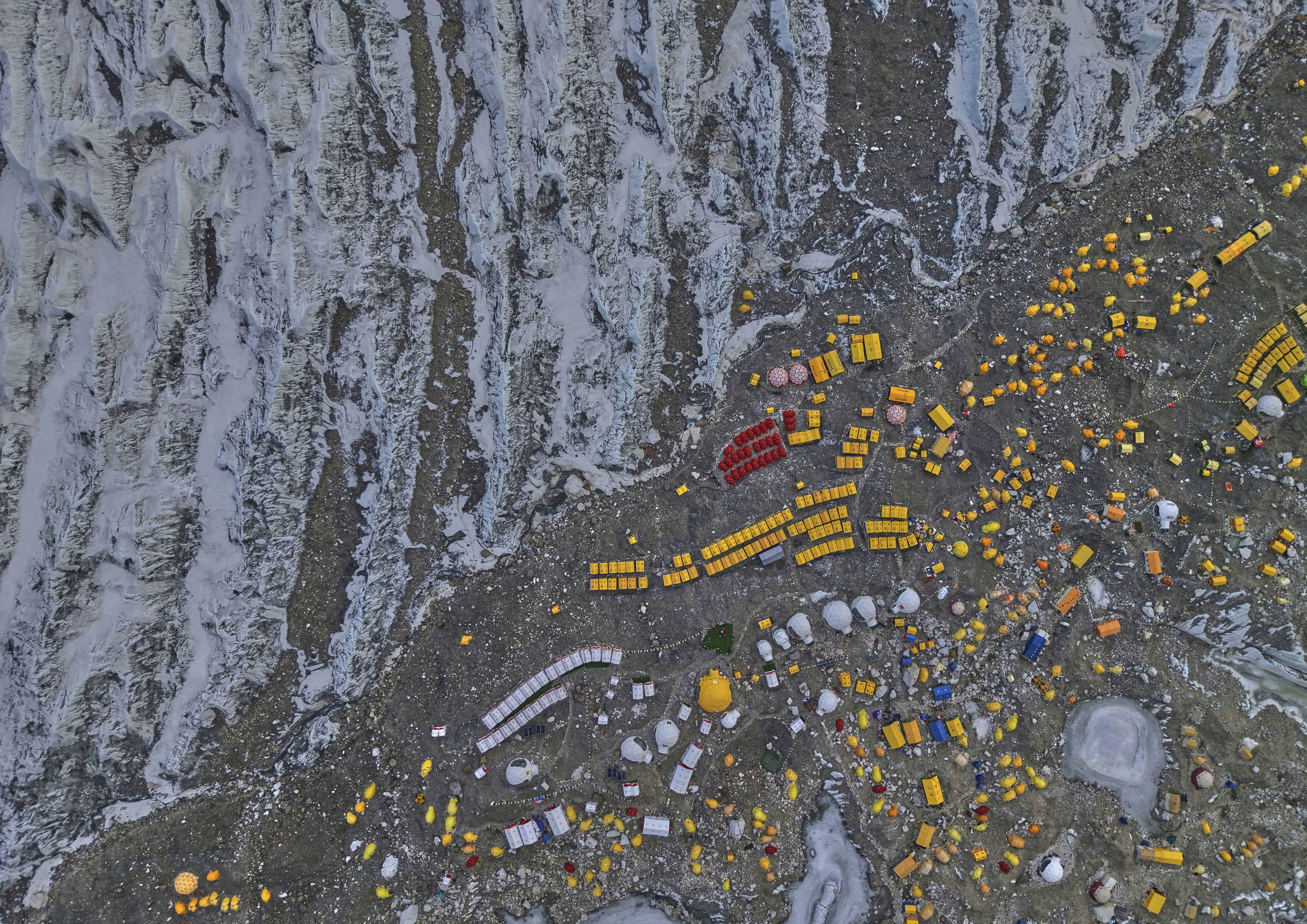 Εβερεστ: H σεζόν τελειώνει και οι τελευταίοι τολμηροί συνωστίζονται λίγο πριν από την κορυφή-8