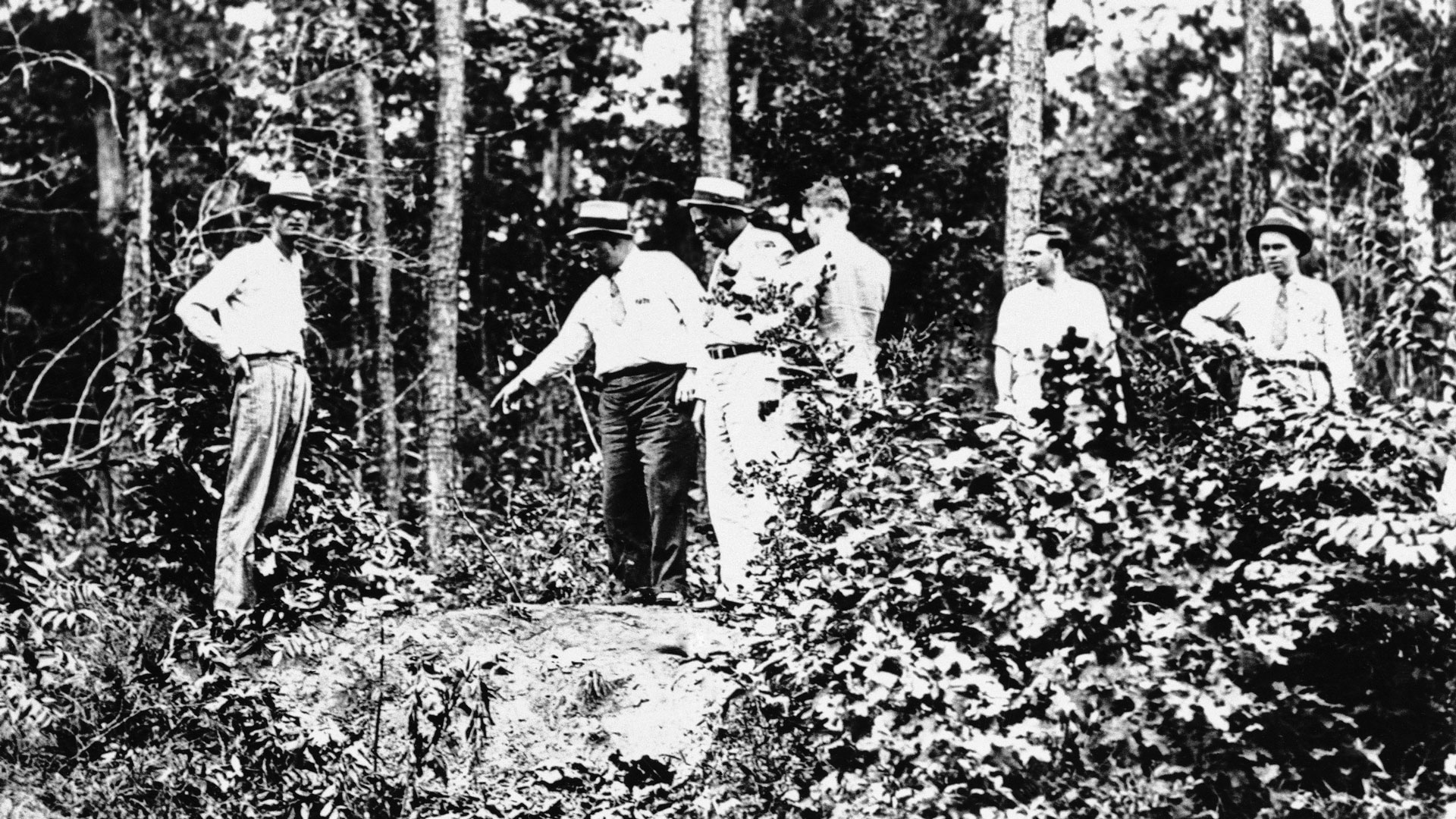 Σαν Σήμερα: 23 Μαΐου 1934 – Το διάσημο ζευγάρι Μπόνι και Κλάιντ πέφτει σε ενέδρα της αστυνομίας και σκοτώνεται-1