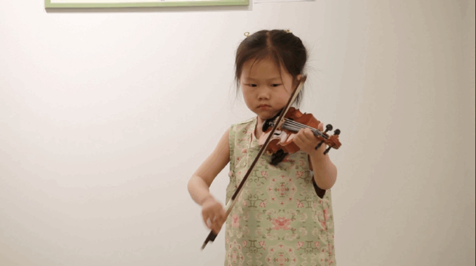 Η Αννι, το τετράχρονο παιδί-θαύμα στο βιολί από την Κίνα μεγαλώνει στην Ελλάδα [βίντεο]-1