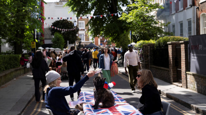 oι-βρετανοί-γιορτάζουν-την-80ή-επέτειο-α-563594956