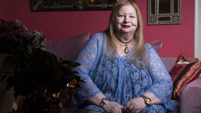 στο-σαλόνι-της-λένας-πλάτωνος-στο-πε-563626411