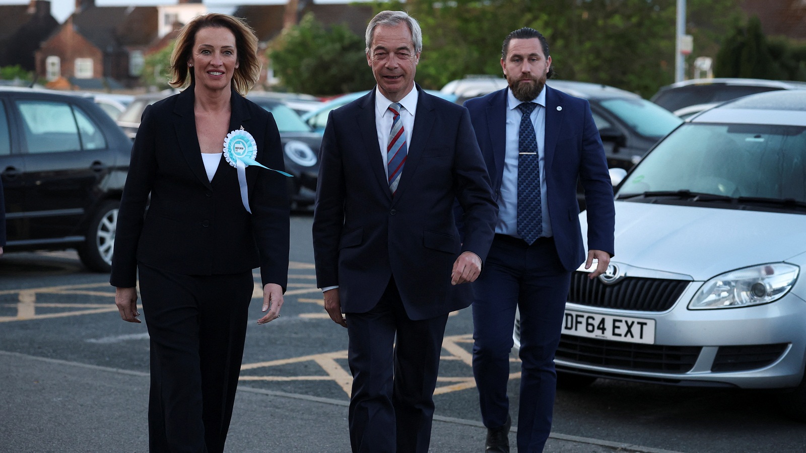 Βρετανία: Τι σημαίνει για Εργατικούς και Τόρις η νίκη Φάρατζ-1