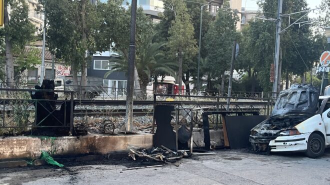 φωτιά-σε-κάδους-απορριμμάτων-στον-κολ-563590477