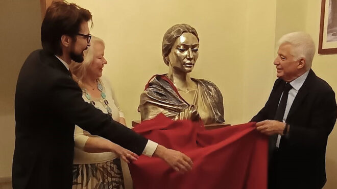 προτομή-της-μαρία-κάλλας-στην-όπερα-τη-563622148