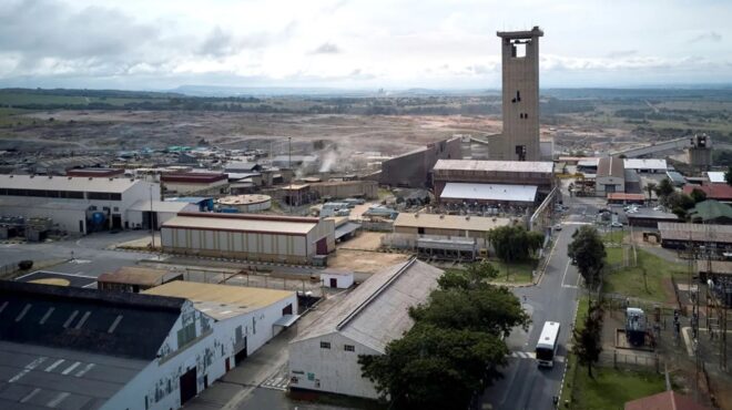 νότια-αφρική-περίπου-300-εργάτες-έχουν-π-563628115