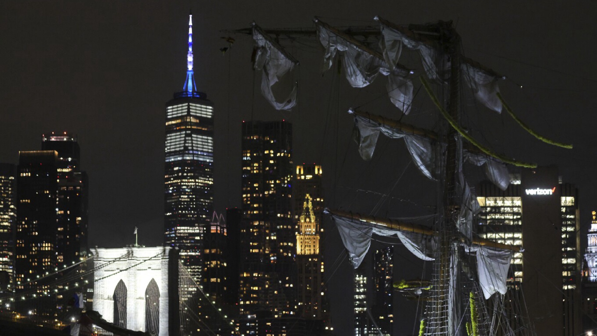 Νέα Υόρκη: Ιστιοφόρο του μεξικανικού πολεμικού ναυτικού προσέκρουσε σε γέφυρα – Δύο νεκροί-1