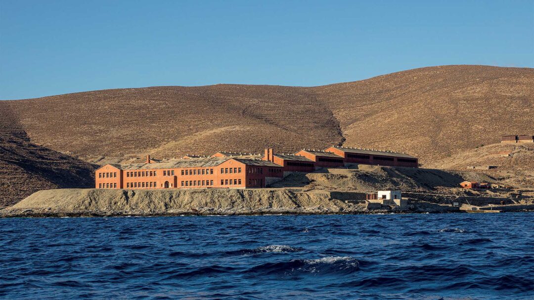 γυάρος-πεζοπορώντας-σε-έναν-τόπο-μνήμ-563637970