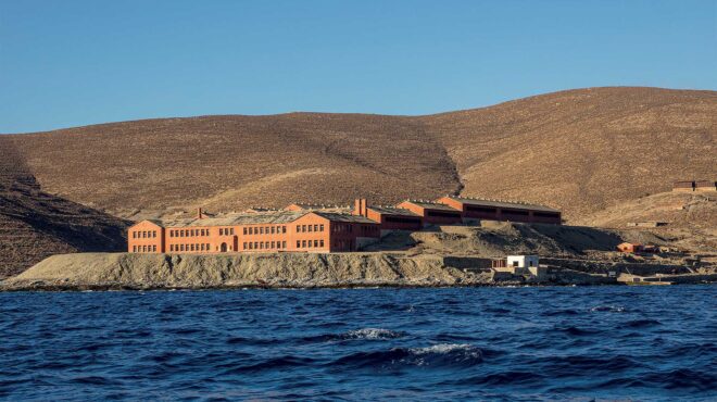 γυάρος-πεζοπορώντας-σε-έναν-τόπο-μνήμ-563637970