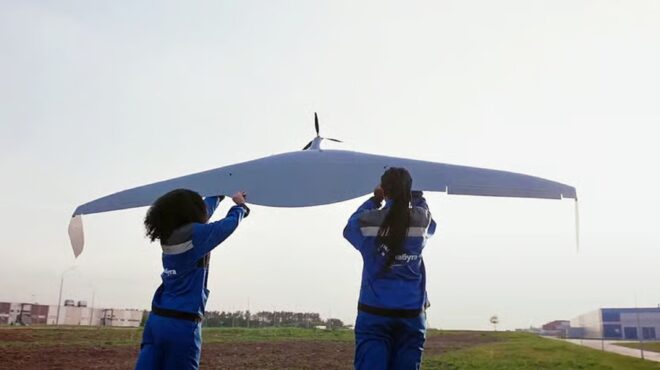 αφρικανές-συναρμολογούν-drone-καμικάζι-γ-563640085