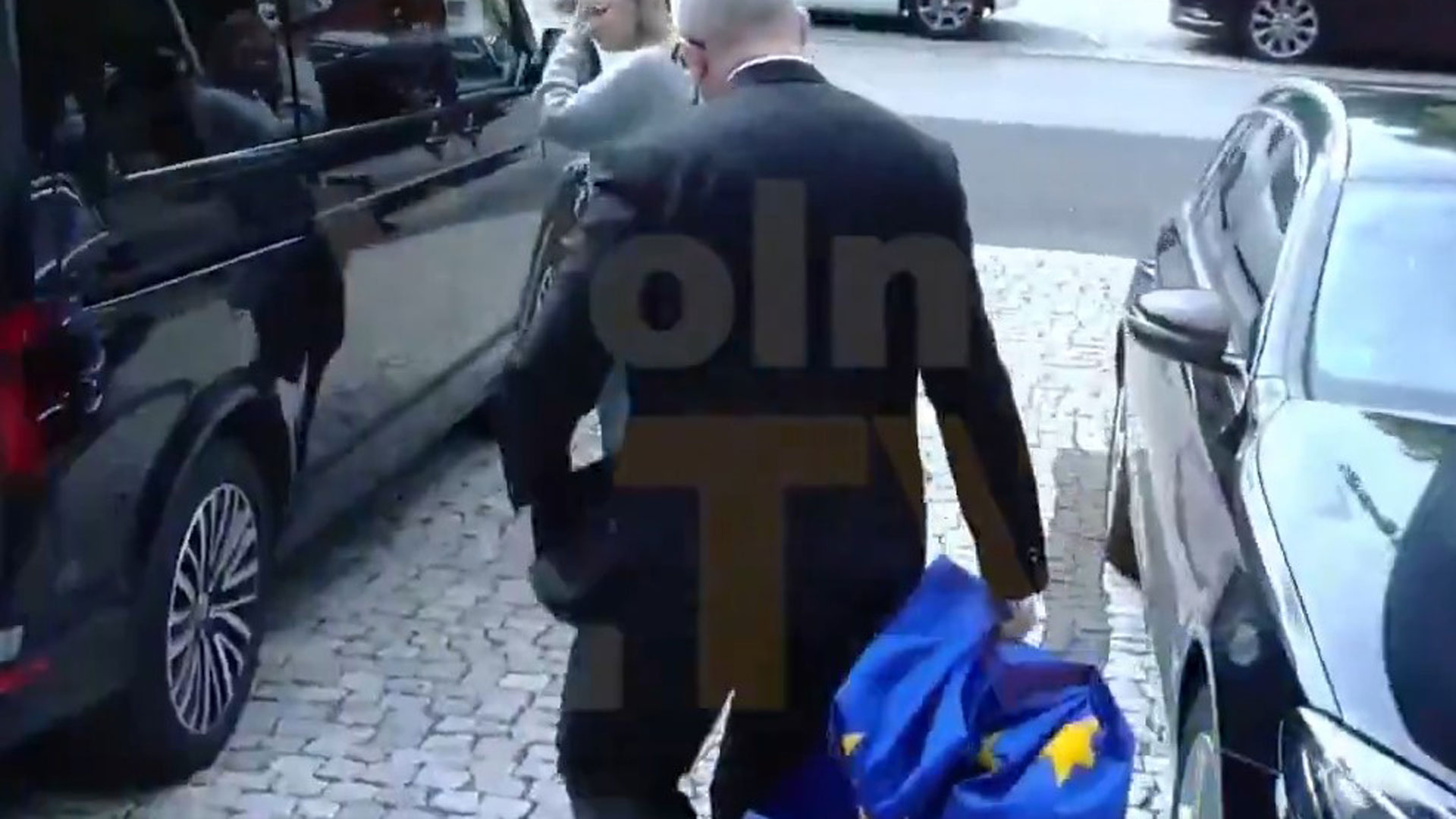 Πολωνία: Μύδροι για ευρωβουλευτή που «σκούπισε τα παπούτσια του» με σημαία της Ε.Ε.-1