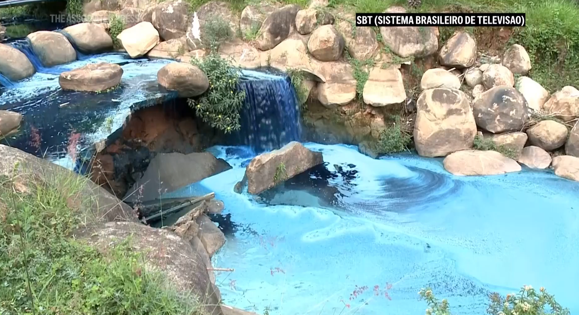 Διαρροή χρωστικής μετά από τροχαίο έβαψε μπλε την άγρια ζωή ποταμού στη Βραζιλία-2