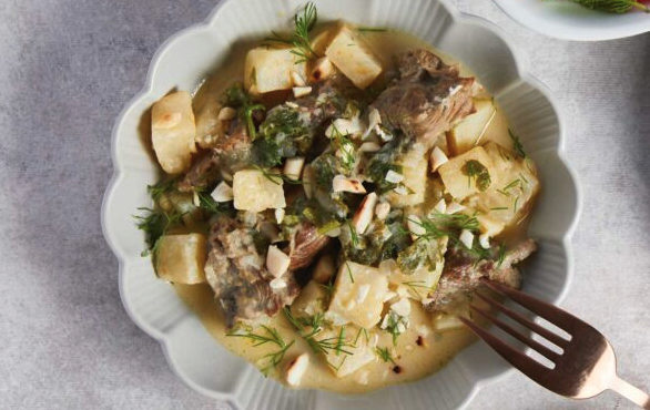 μοσχαράκι-αυγολέμονο-με-σελινόριζα-563615770