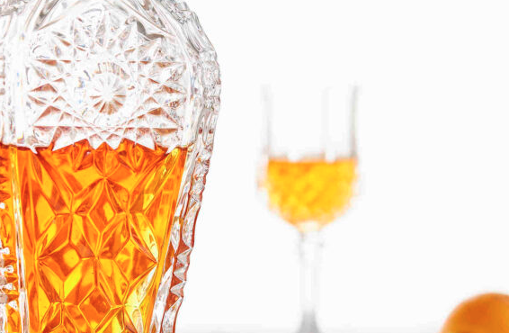 λικέρ-μούσμουλο-με-ολόκληρα-φρούτα-563619328