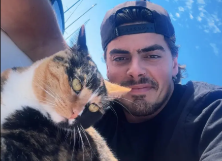 παράτησε-τη-δουλειά-του-και-έβαλε-πλώ-563632216