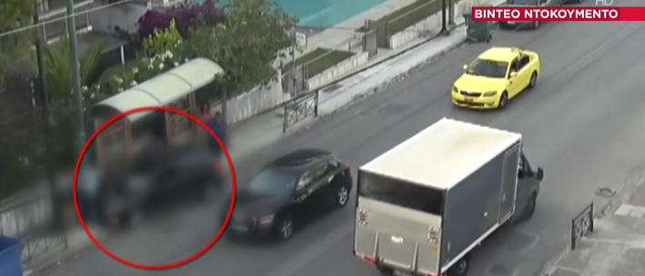 Χαλάνδρι: Η στιγμή που το Ι.Χ. πέφτει πάνω στη στάση λεωφορείου (βίντεο)-1