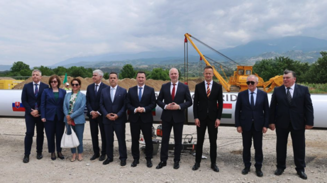 κάθετος-διάδρομος-φυσικού-αερίου-ξεκ-563638633