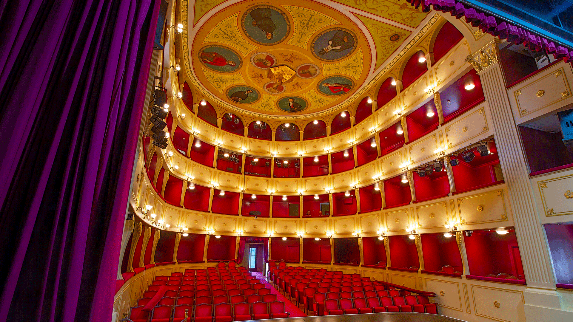 σύρος-ενα-καλοκαίρι-γεμάτο-καλλιτεχν-563638240