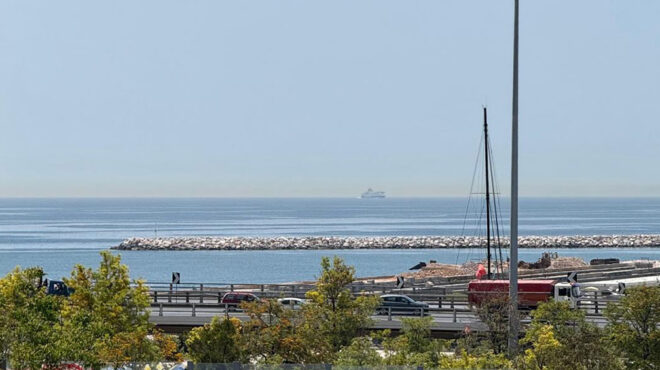 ο-ημιδιαφανής-θόλος-σκόνης-που-τύλιξ-563598973