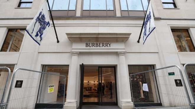 σχέδια-για-1-700-απολύσεις-στον-οίκο-burberry-563612797