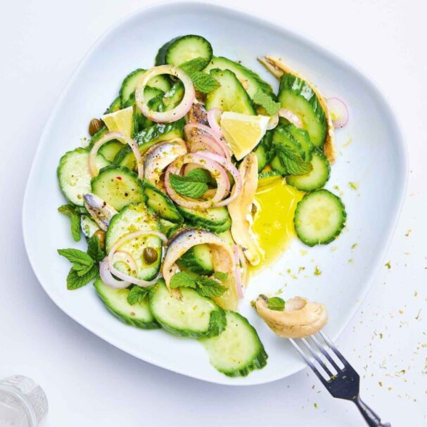 αγγουροσαλάτα-με-αντζούγιες-κάππαρη-563635900