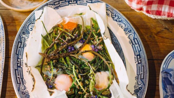 αγρια-σπαράγγια-στη-λαδόκολλα-με-αυγά-563611096