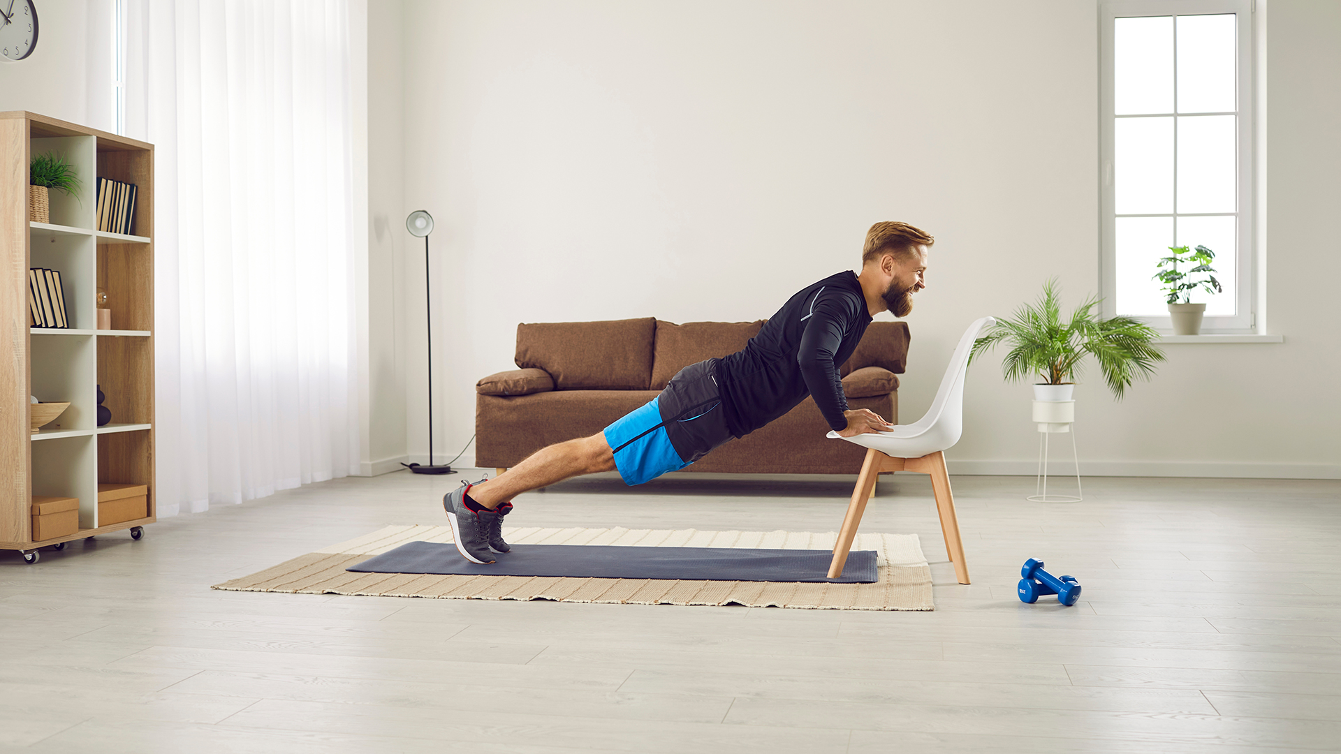 Μία καρέκλα, τέσσερις κινήσεις-1