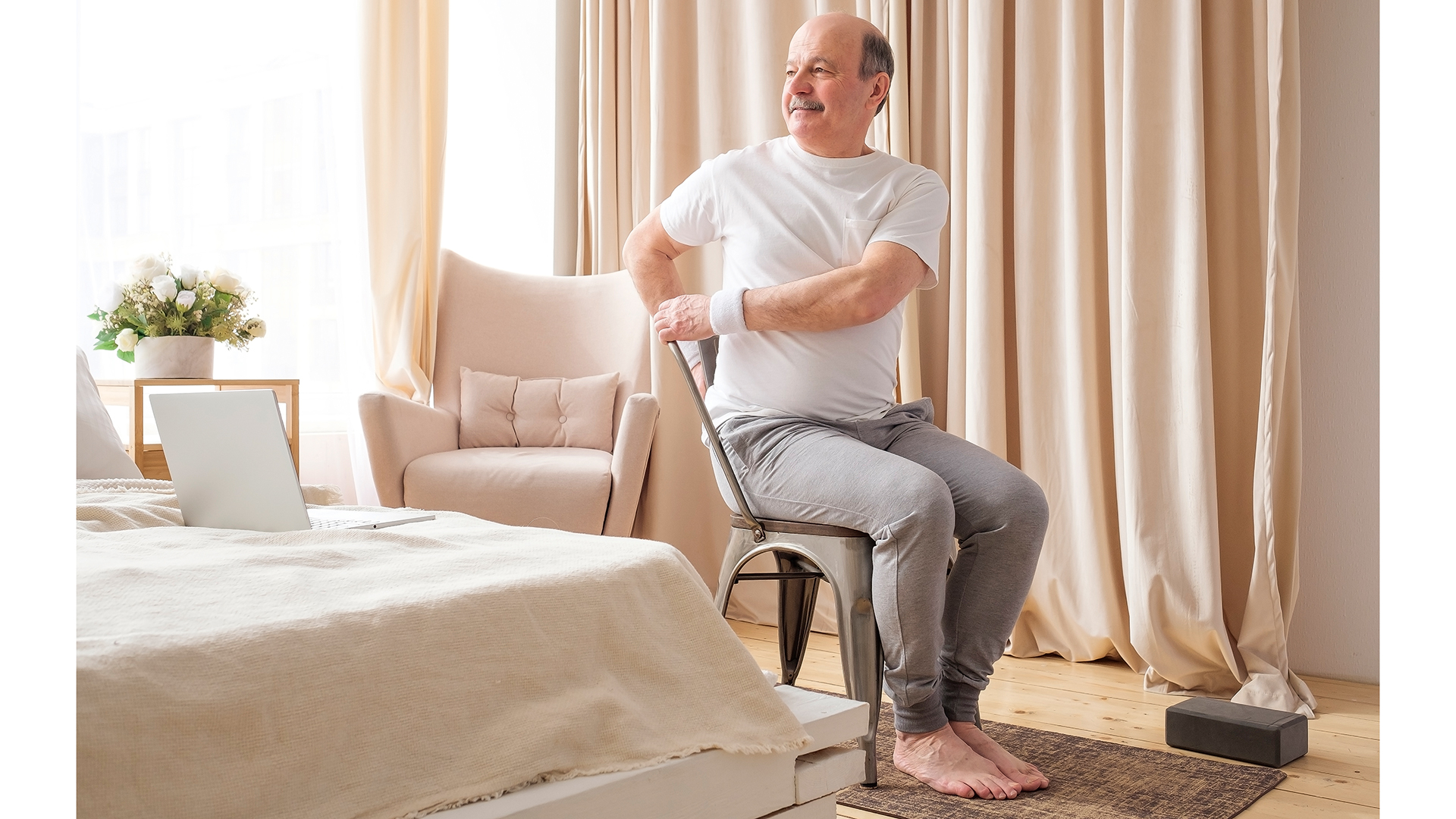 μία-καρέκλα-τέσσερις-κινήσεις-563599888