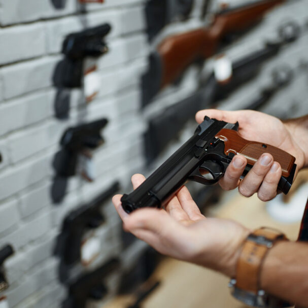 ποιος-δικαιούται-να-οπλοφορεί-563609263