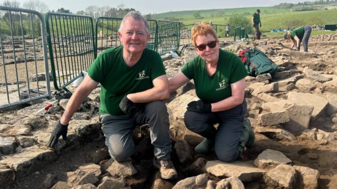 βρετανία-ζευγάρι-εθελοντών-αρχαιολό-563623699