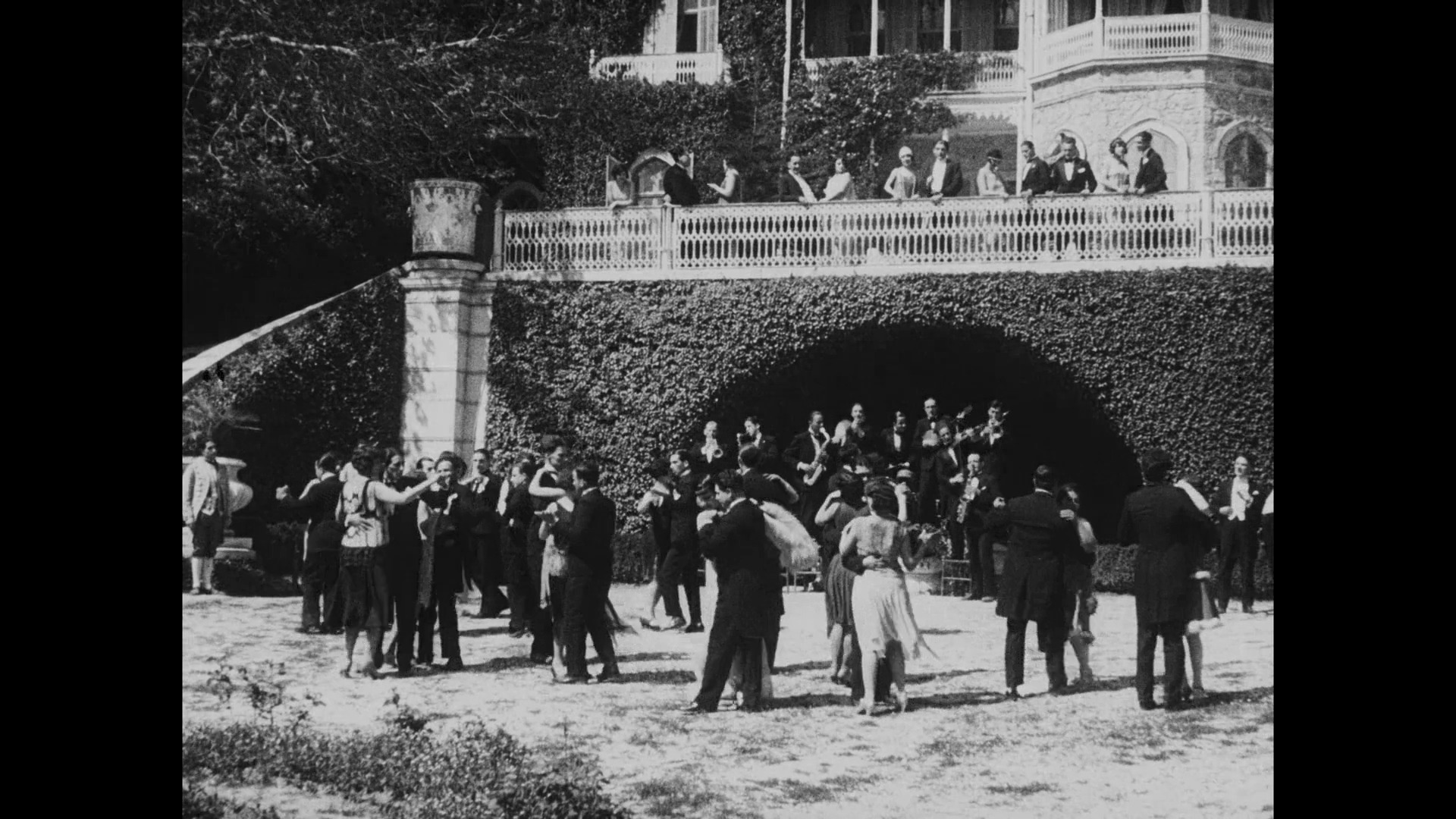 «Ταινία άδουσα και ηχητική»: Η ιστορία των «Απάχηδων των Αθηνών»-6