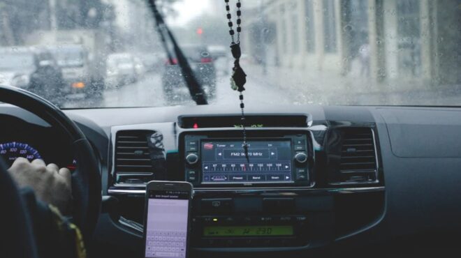 ερευνα-οδηγούν-με-το-κινητό-στο-χέρι-8-563612011