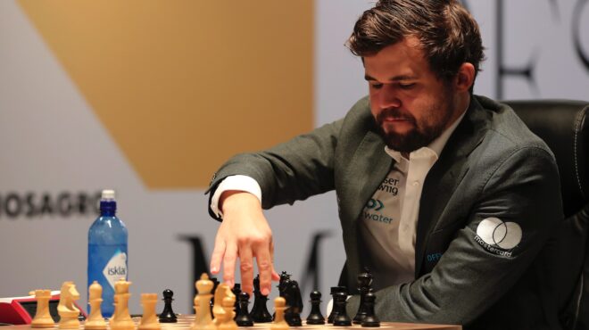 o-μάγκνους-κάρλσεν-έπαιξε-σκάκι-με-όλο-τ-563622841