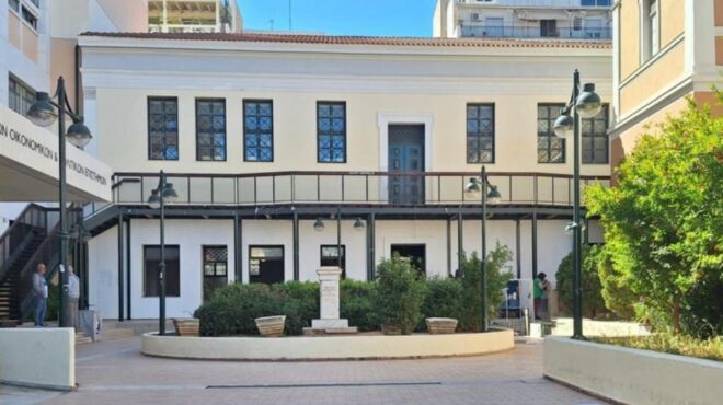 διαστρεβλωμένη-εικόνα-της-πραγματικ-563641819