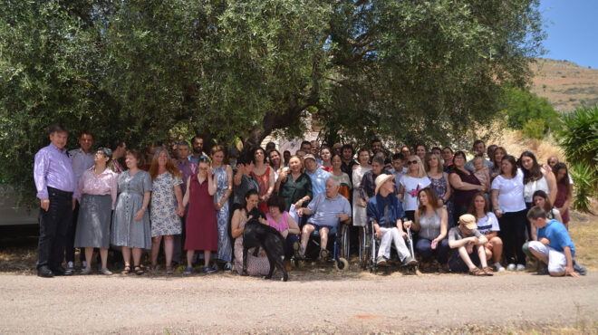 ζουν-μαζί-διασκεδάζουν-μαζί-εργάζοντ-563603419