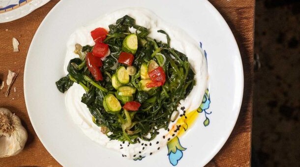 χόρτα-ανάμεικτα-και-κολοκυθάκια-σε-στ-563600887