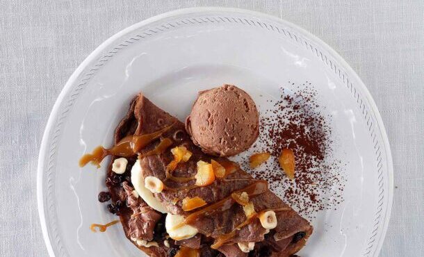 κρέπες-με-καραμέλα-σοκολάτα-και-μπανά-563643247