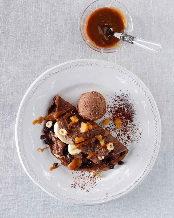 κρέπες-με-καραμέλα-σοκολάτα-και-μπανά-563643247