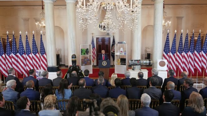 ηπα-ο-τραμπ-παγώνει-την-επιδότηση-δη-563590372