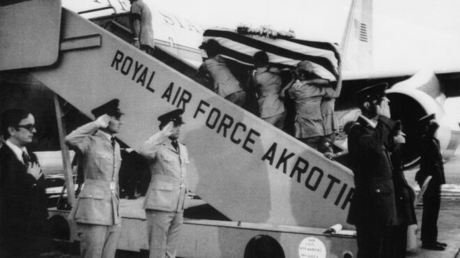 μας-επιτίθεται-ένας-όχλος-ζητούμε-επ-563618338