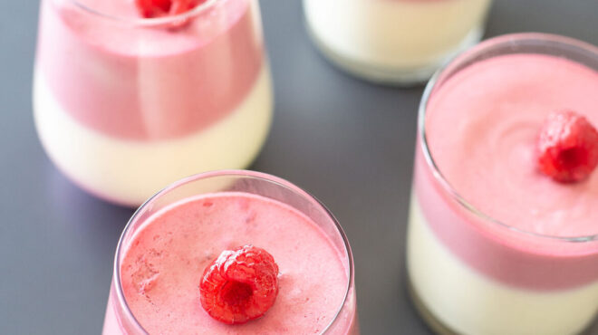 διπλή-κρέμα-βανίλια-σμέουρο-στο-ποτήρ-563631718