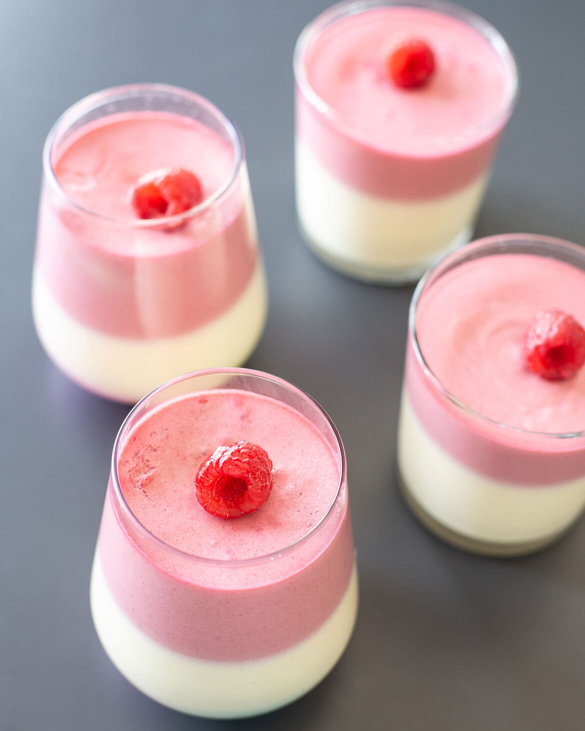 διπλή-κρέμα-βανίλια-σμέουρο-στο-ποτήρ-563631718