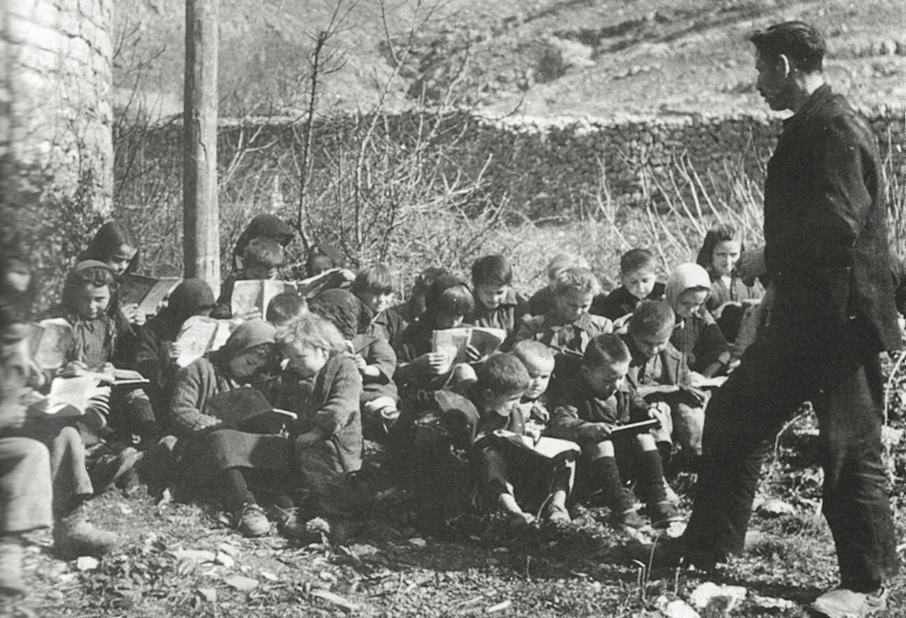 Ο δάσκαλος που «βγήκε στο βουνό», ο δρόμος με τις νάρκες και μια τάξη με 136 μαθητές…-1