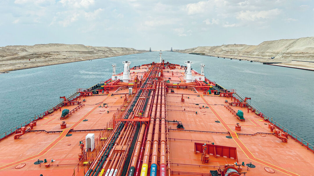 στο-σουέζ-με-μια-μαχήτρια-274-μέτρων-563618944